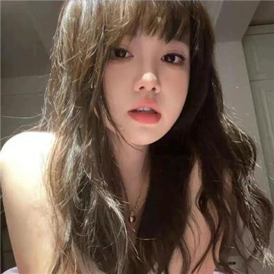 校服的裙摆